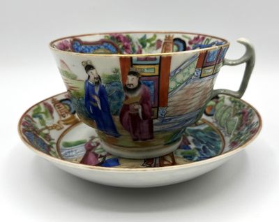 une tasse et une soucoupe ornées d'une peinture