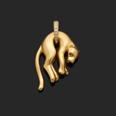un pendentif en forme de chat en or, serti de diamants, sur fond noir