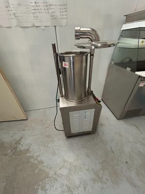 une machine placée au milieu d'une pièce