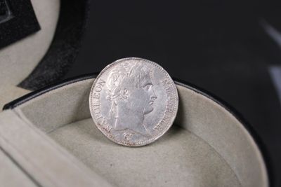 une pièce d'argent posée dans une boîte sur une table
