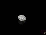 l'image d'un rocher blanc sur une surface noire