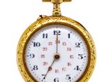 gros plan d'une montre de poche en or sur fond blanc