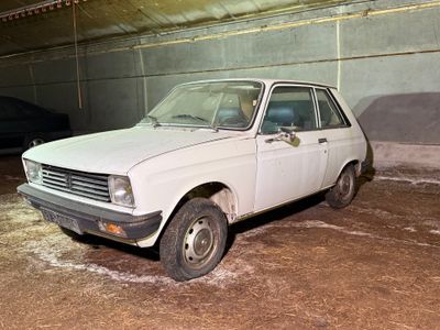 une voiture blanche garée dans un garage