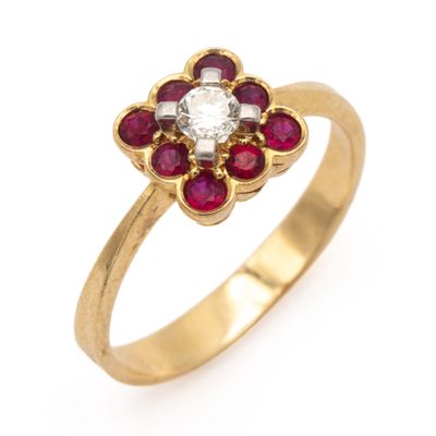 un gros plan d'une bague en or sertie d'un diamant et de rubis