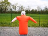 un bonhomme gonflable debout au milieu d'un champ