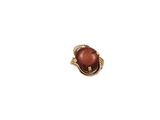 Gros plan sur une bague contenant une pierre