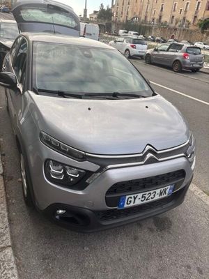 une voiture garée sur le bord de la route, près d'un trottoir