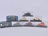 six modèles différents de voitures dans une vitrine