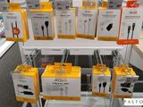 de nombreux câbles exposés dans un magasin