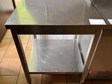 une table en acier inoxydable au milieu d'un sol carrelé
