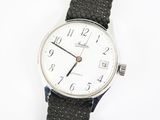 gros plan d'une montre-bracelet sur une surface blanche