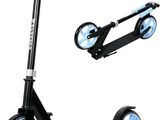 La trottinette est noire et a des roues bleues.