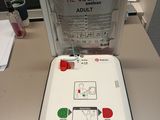 une machine posée sur une table