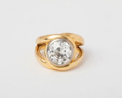 gros plan d'une bague en or avec un diamant blanc