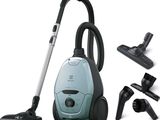 une image représentant un aspirateur et d'autres articles de ménage