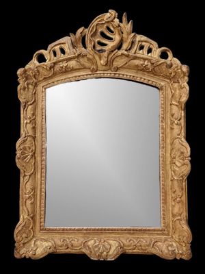 une image représentant un miroir à cadre doré sur fond noir