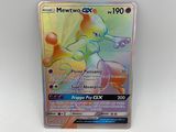 gros plan d'une carte pokemon sur une surface blanche