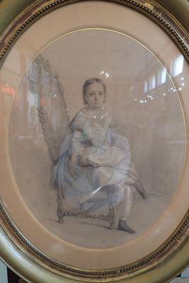 une photo d'une femme assise sur une chaise dans une pièce