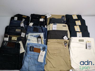 beaucoup de jeans pour hommes posés sur une table blanche