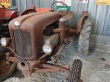 un vieux tracteur rouillé dans un garage