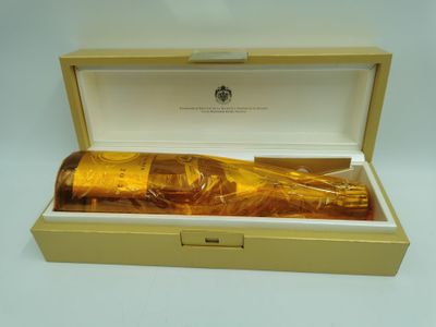 une image représentant une bouteille de champagne dans un coffret, posée sur une surface blanche