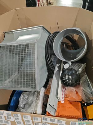 une boîte en carton contenant un certain nombre d'objets