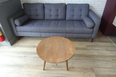 un canapé gris et une table basse dans un salon