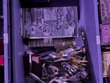 une boîte violette remplie de cuillères et de fourchettes en argent
