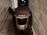 un scooter garé dans un garage