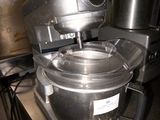 un mixeur posé sur un plan de travail dans une cuisine