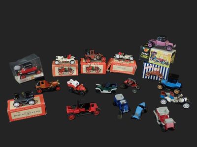 un grand nombre de jouets posés sur une table