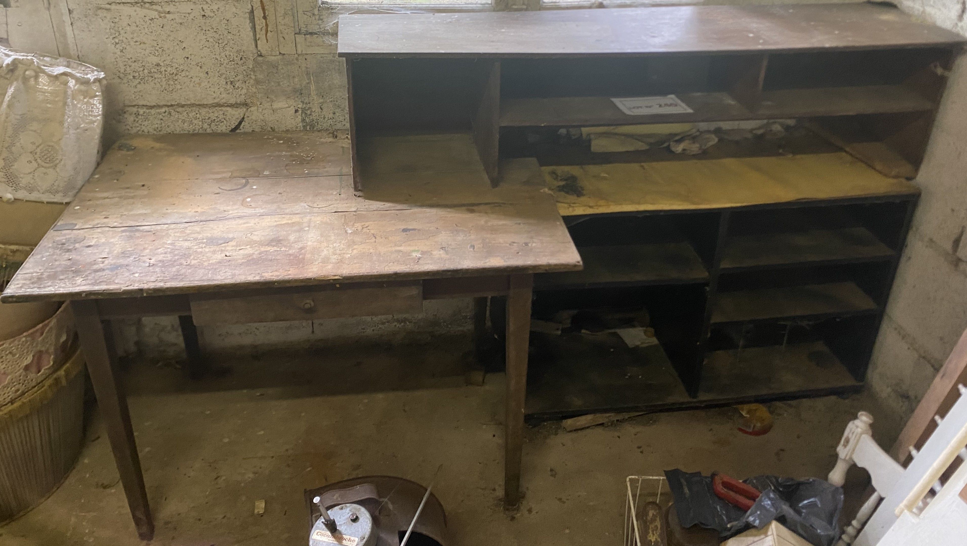 Lot comprenant petite table ancienne et en bois de pays, avec tiroir en ceinture, étagère à gradin XIXeme et joint pe...