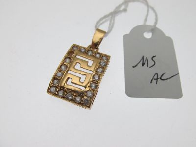 gros plan d'un collier auquel est attachée une étiquette