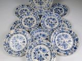 de nombreuses assiettes bleues et blanches disposées ensemble sur une table
