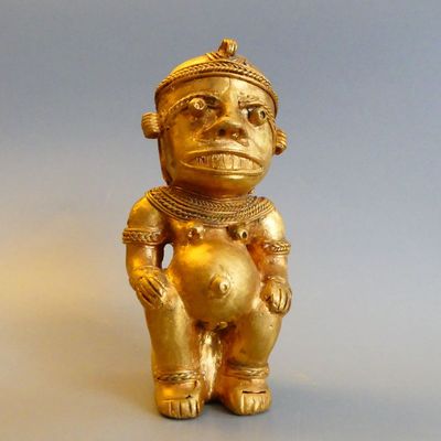 Colombie. Femme-chamane enceinte assise.