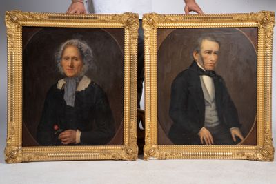 une paire de portraits représentant un homme et une femme tenant chacun une rose