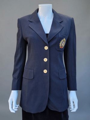 une photo d'un mannequin portant un blazer bleu et une jupe noire