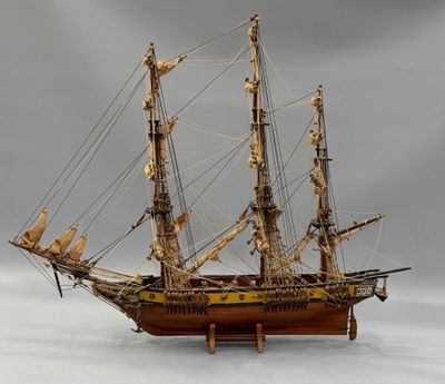 une maquette en bois d'un voilier posée sur une table