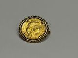 une pièce d'or à l'effigie d'une femme