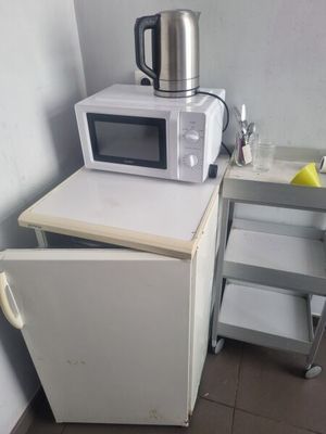 un micro-ondes et un petit réfrigérateur dans une petite pièce