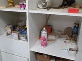 une étagère blanche contenant de nombreux objets