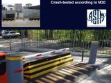 une photo d'une photo d'un barrière routière avec une photo d'une barrière routière