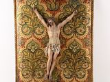 un vieux crucifix recouvert d'un tissu doré