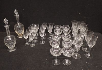 de nombreux verres à vin et une carafe posés sur une table
