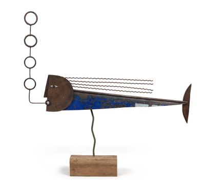 sculpture représentant un poisson, réalisée en métal et en bois, posée sur un socle en bois