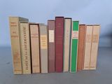 Les livres sont alignés sur une table
