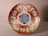 une assiette rouge et bleue ornée d'un motif floral