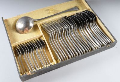 des couverts dans une boîte contenant des cuillères et d'autres cuillères à l'intérieur