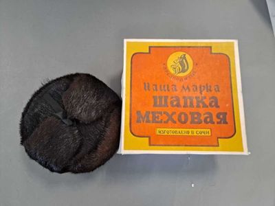 une boîte de cire posée sur une table, à côté d'une boule de cire