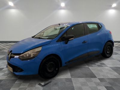 une voiture bleue est garée dans une pièce au sol à carreaux